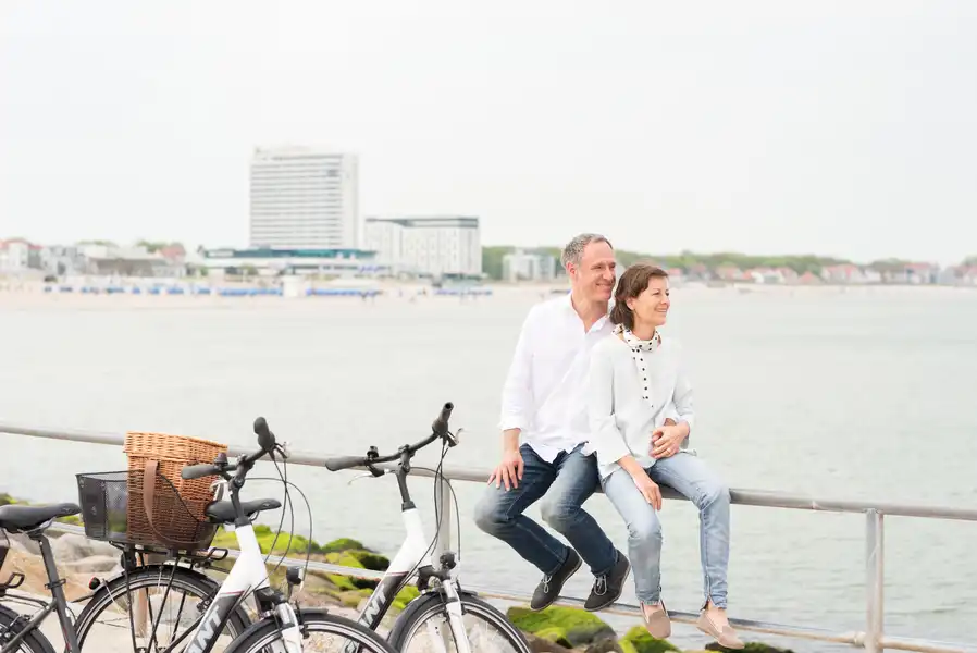 Pärchen fährt Fahrrad.jpg