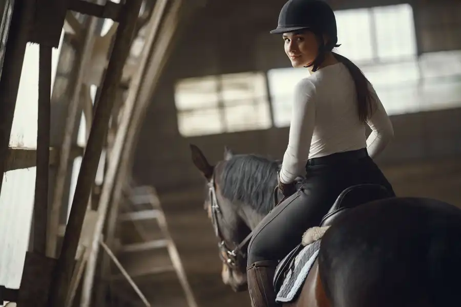 eine Frau beim Reiten